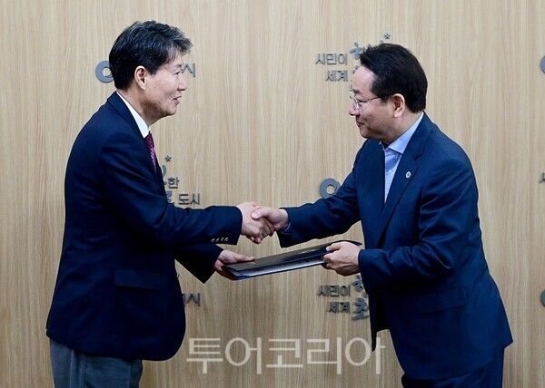 유정복 인천광역시장이 15일 시청 접견실에서 손일광 인천관광공사 비상임이사에게 임명장을 수여하고 있다