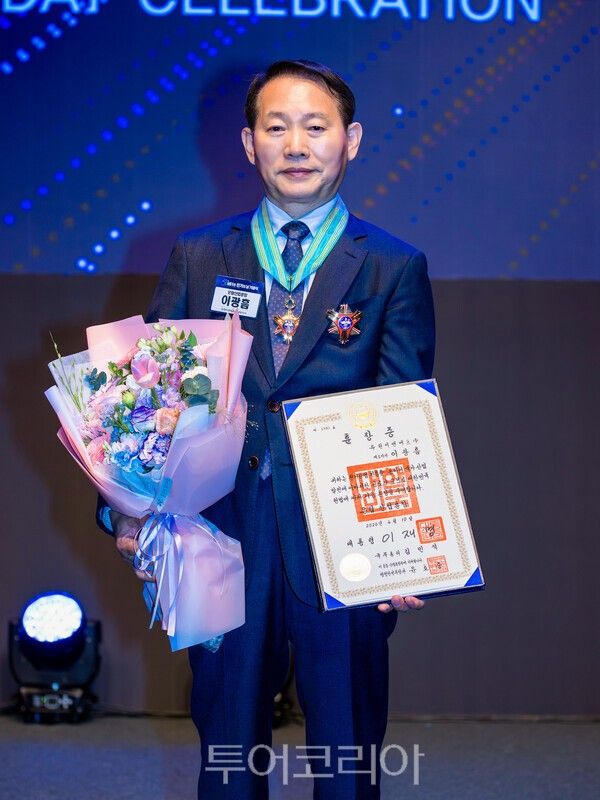 장흥 출신 이광흠 유원ENF㈜ 대표이사가 최근 '전기의 날'을 맞아 '은탑 산업훈장'을 수훈했다. /사진-장흥군