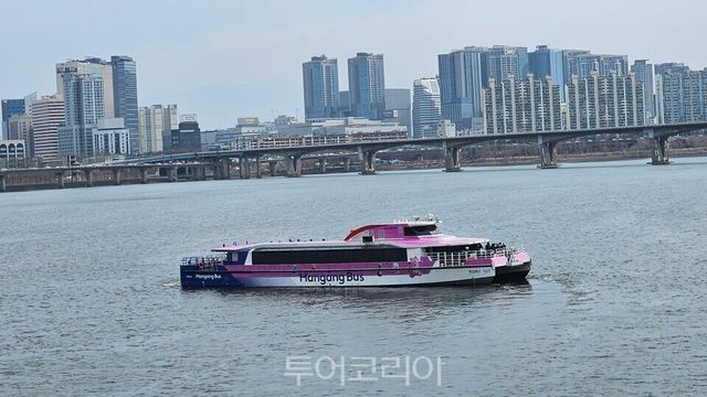 &nbsp; '한강버스' 운항 모습 /ⓒ투어코리아