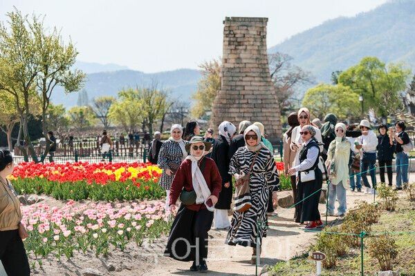 경주 첨성대를 찾은 외국인 관광객./사진-경주시