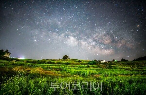 청산도 서편제길에서 촬영한 은하수. /사진-완도군