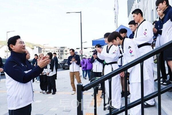 전국체전 출전하는 용인선수단 격려하는 이상일 용인시장/투어코리아뉴스 정명달 기자