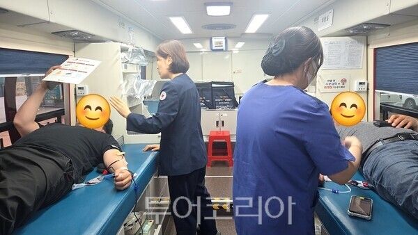 신안군은 대한적십자사 광주·전남혈액원과 함께 '생명 나눔 단체헌혈 행사'를 17일 신안군보건소 앞에서 실시했다. /사진-신안군