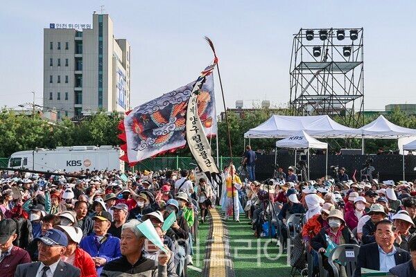인천 계양구가 18일 계산체육공원과 주부토로 일대에서 ‘제12회 계양산 국악제’를 개최하고 있다.