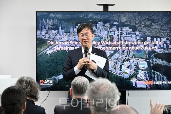 이민근 시장이 에이로봇 본사에서 독일경제 사절단에게 로봇산업을 설명하고 있다/투어코리아뉴스 정명달 기자