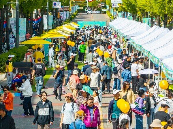 인천 계양구가 18일 계산체육공원과 주부토로 일대에서 ‘제12회 계양산 국악제’를 개최하고 있다.