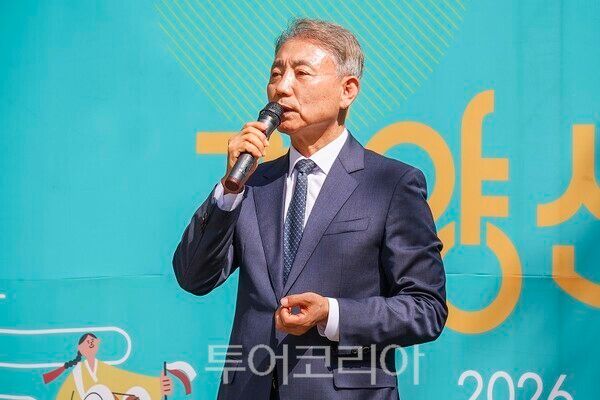 인천 계양구가 18일 계산체육공원과 주부토로 일대에서 개최한 ‘제12회 계양산 국악제’에서 윤환 구청장이 환영사를 하고 있다.
