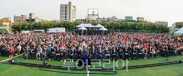 인천 계양구가 18일 계산체육공원과 주부토로 일대에서 ‘제12회 계양산 국악제’를 개최하고 있다.