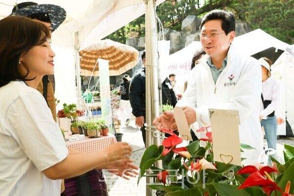 시민과 인사하는 이상일 시장/투어코리아뉴스 정명달 기자