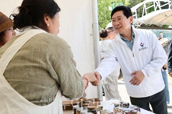 이상일 시장이 용인테마파크 사인과 인사하고 있다/투어코리아뉴스 정명달 기자