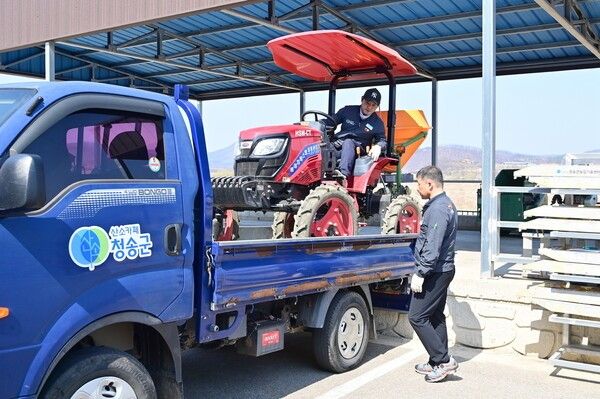 청송군 농업기술센터 농기계임대사업소 관계자가 농기계 운송 서비스를 해 주고 있다./사진-청송군