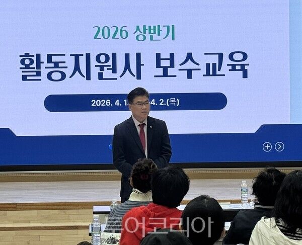 경기도의회 보건복지위원회 윤태길 의원이 2일 하남시장애인복지관에서 진행된 ‘올 상반기 활동지원사 보수교육’ 현장을 찾아 장애인활동지원사들의 노고를 격려하고 있다./사진=경기도의회