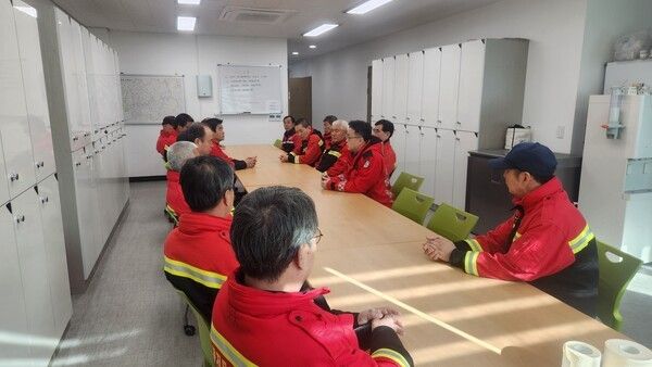 박시홍 봉화군수 권한대행이 산림재난대응단을 방문해 대원들과 대화를 하고 있다./사진-봉화군