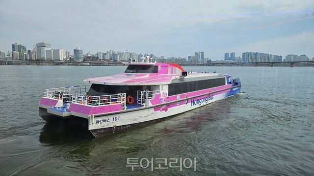 환승 거점인&nbsp; 여의도 선착장에서 압구정 선착장을 향해 출항하는 한강버스/사진=&nbsp; 유경훈 기자