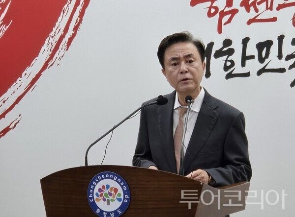 ▲김태흠 충남도지사가 2일 오전 도청 프레스센터에서 열린 중동전쟁 장기화에 따른 중소기업과 소상공인 지원 확대 기자회견에서 기자들의 질문에 답변하고 있다. /사진-투어코리아뉴스 류석만 기자