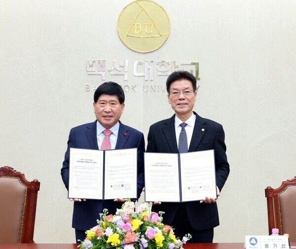 ▲왼쪽부터 홍성현 충남도의장, 송기신 백석대학교 총장. /사진-충남도의회