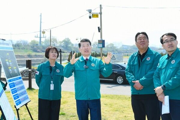 ▲ 백경현 구리시장(가운데)이 2일 왕숙천 토평교 하부 인명피해 우려 지역을 방문해 관계 부서장들과 함께 방재시스템 현황을 점검하고 있다. / 사진제공 = 구리시&nbsp;
