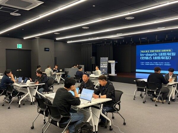 ▲&nbsp;17일 의정부문화역 이음에서 열린 '2026 첨단산업 스케일업-인뎁스 네트워킹'에서 참여 기업 관계자들이 분야별 전문가와 1대1 심층 면담을 진행하고 있다. / 사진제공 = 의정부시&nbsp;