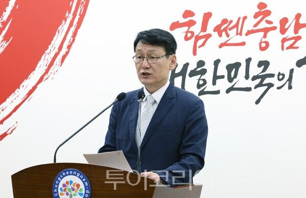 ▲홍종완 충남도 행정부지사가 20일 도청 프레스센터에서 기자회견을 열고 4대 분야 16개 사업에 대한 종합 지원 계획을 발표하고 있다. /사진-충남도