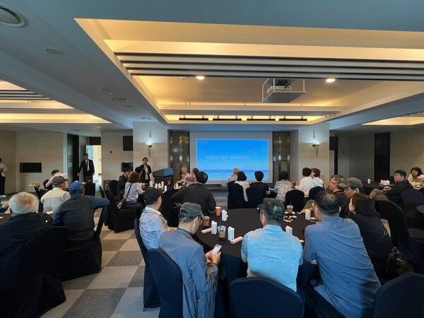 ▲ 의정부시가 추진하는 '2026 의정부시 스몰미팅 개최 지원사업' 홍보 행사에서 참석자들이 사업 설명을 듣고 있다. / 사진제공 = 의정부시&nbsp;