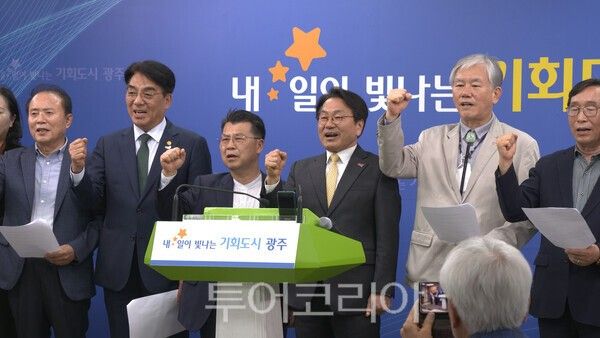 강기정 5·18민주화운동정신계승위원회 위원장이 20일 시청 브리핑실에서 기자회견을 열고 이야기를 하고 있다. /사진-박정규 기자