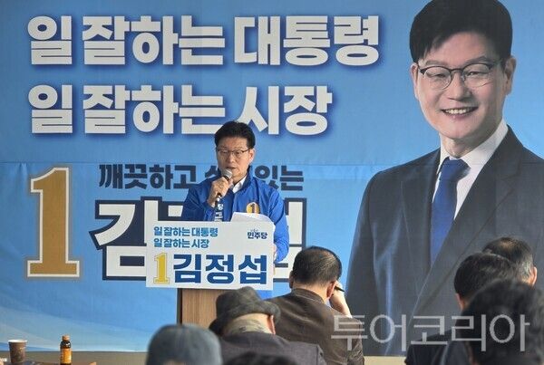 ▲김정섭 공주시장 후보가 21일 신관동 선거사무소에서 열린 언론브리핑을 통해 여성 분야 정책공약을 발표하고 있다. /사진-류석만 기자
