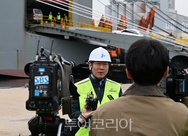 유정복 인천광역시장이 22일 인천항 내항 5부두에서 자동차 수출현황 등을 점검하고 언론인터뷰를 하고 있다.
