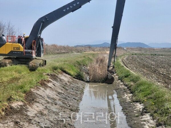 배수로 준설 모습. /사진-한국농어촌공사 전남지역본부