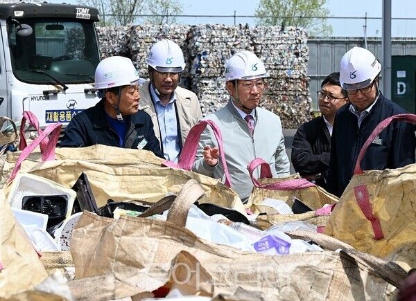 유정복 인천광역시장이 23일 남부권 광역생활자원회수센터에서 재활용 선별시설을 점검하고 있다.