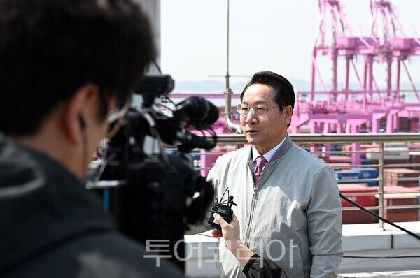 유정복 인천광역시장이 23일 선광 신컨테이너터미널에서 수출 상황 점검을 마치고 언론인터뷰를 하고 있다.