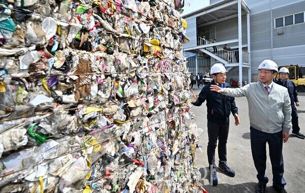 유정복 인천광역시장이 23일 남부권 광역생활자원회수센터에서 재활용 선별시설을 점검하고 있다.