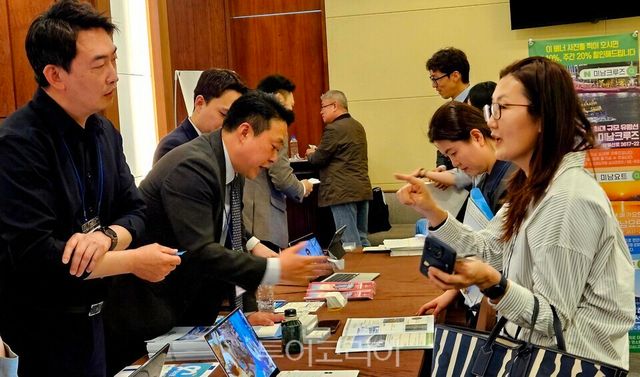 여수 미남크루즈 직원들이 여행사 관계자를대상으로&nbsp; 운항상품을 설명하고 있다 ./사진=유경훈 기자