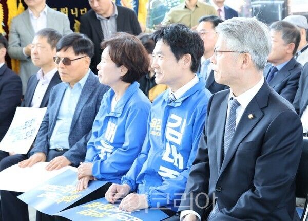 김대중 예비후보가 25일 오후 선거사무소 '착착캠프' 개소식을 열고 본격적인 선거전에 돌입했다. /사진-박정규 기자