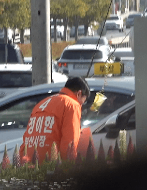 개혁신당 정이한 부산시장 후보가 거리 유세 중 지나가던 차량 운전자로부터 커피 테러를 당하는 모습/사진제공=정이한 부산시장 후보 캡프)