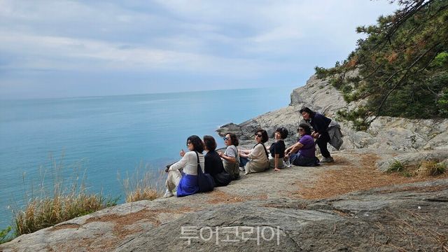 26일 전남 여수시 금오도 비렁길 코스를 걷던 관광객들이 바위 절벽에 걸터 앉아 시원한 바닷바람으로 더위를 식히고 있다. &nbsp;사진=유경훈 기자