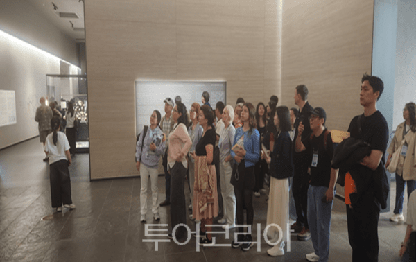 인천대학교와 함께 국립중앙박물관 탐방에 참여한 재외동포 및 다문화 가족들의 전시장 관람사진