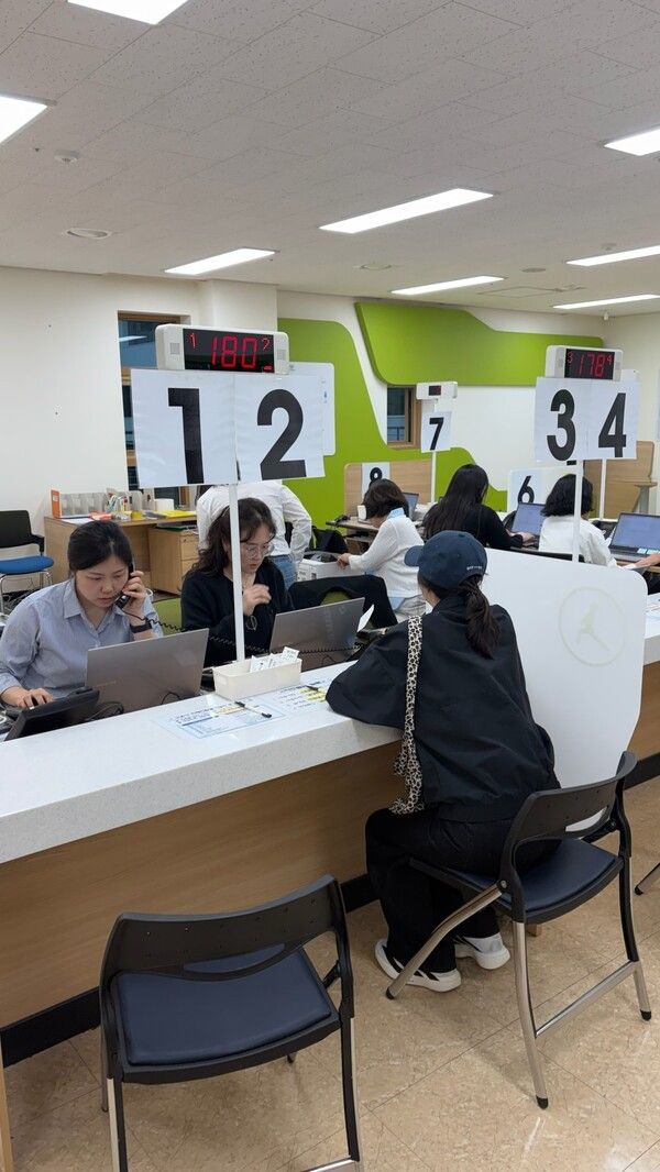 ▲ 4월 27일 남양주시 한 읍면동 주민센터에서 시민이 고유가 피해지원금 신청 접수를 하고 있다. / 사진제공 = 남양주시