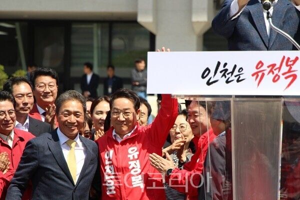 유정복 인천시장이 29일 인천시청 애뜰광장에서 기자회견을 열고 '인천국제자유특별시' 완성을 핵심 공약으로 내걸며 민선 9기 인천시장 선거 출마를 공식 선언하고 있다.&nbsp;2026.04.29. / 투어코리아 이창호 기자
