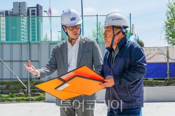 임종훈 포천시의장이 물놀이장 현장점검을 하고있다/투어코리아뉴스 정명달 기자