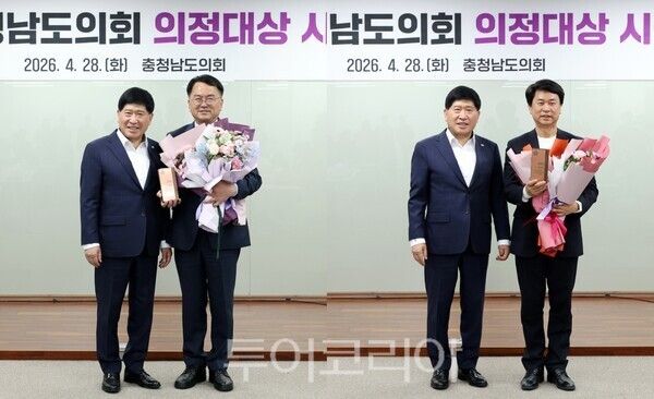 ▲왼쪽부터 편삼범(보령2·국민의힘) 의원과 이상근(홍성1·국민의힘) 의원이 홍성현 도의장으로부터 ‘정책제안 부문’,‘참여와 소통 부문’ 의정대상을 수상하고 있다. /사진-충남도의회·편집 류석만 기자