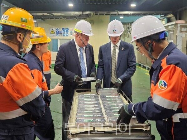 (오른쪽 두번째)스튜어트 맥워터(Stuart C. McWhorter) 부지사 등 테네시주 관계자들이 고려아연 온산제련소에서 인듐 제품을 만져보는 모습/투어코리아뉴스 김경남 기자