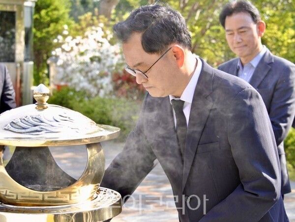 국립현충원 참배하는 민경선 고양시장후보/투어코리아뉴스 김경남 기자