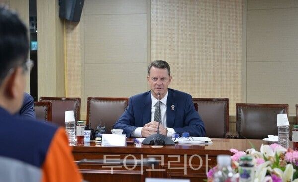 스튜어트 맥워터(Stuart C. McWhorter) 테네시주 부지사가 고려아연 김승현 고려아연 온산제련소장과 대화를 나누는 모습/투어코리아뉴스 김경남 기자