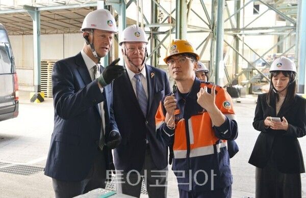 (맨 왼쪽)스튜어트 맥워터(Stuart C. McWhorter) 테네시주 부지사가 고려아연 온산제련소를 둘러보는 모습/투어코리아뉴스 김경남 기자
