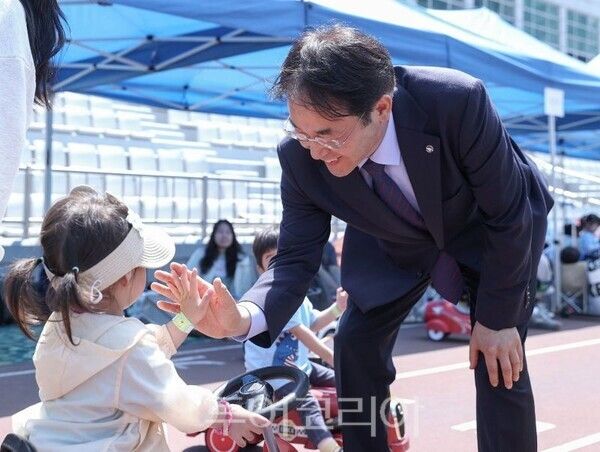 어린이와 하이파이브하는 이동환 고양시장/투어코리아뉴스 김경남 기자