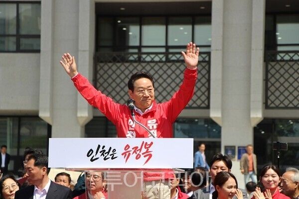 유정복 인천시장이 29일 인천시청 애뜰광장에서 기자회견을 열고 '인천국제자유특별시' 완성을 핵심 공약으로 내걸며 민선 9기 인천시장 선거 출마를 공식 선언하고 있다.&nbsp;2026.04.29. / 투어코리아 이창호 기자