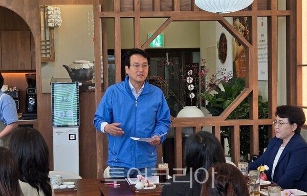 동두천 학부모와 간담회 하는 안민석 후보/투어코리아뉴스 정명달 기자