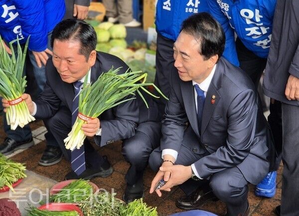▲박수현(오른쪽) 충남도지사 예비후보가 4일 정청래 당대표와 함께 아산 온양온천 전통시장을 찾아 소상공인들과 직접 소통하고 있다. /사진-박수현 국회의원실