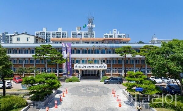 ▲금산군이 전 군민을 대상으로 1인당 30만원의 민생안정지원금을 지급하며 지역경제 회복에 본격 나섰다(금산군 청사 전경). /사진-금산군