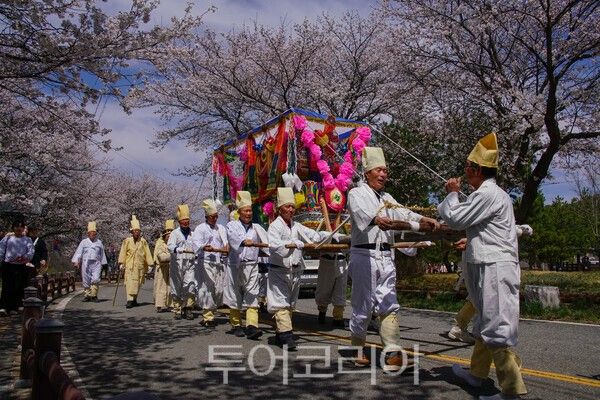무주 서면마을 주민들로 구성된 전통 상여행렬 모습 / 사진_투어코리아 유지훈 기자